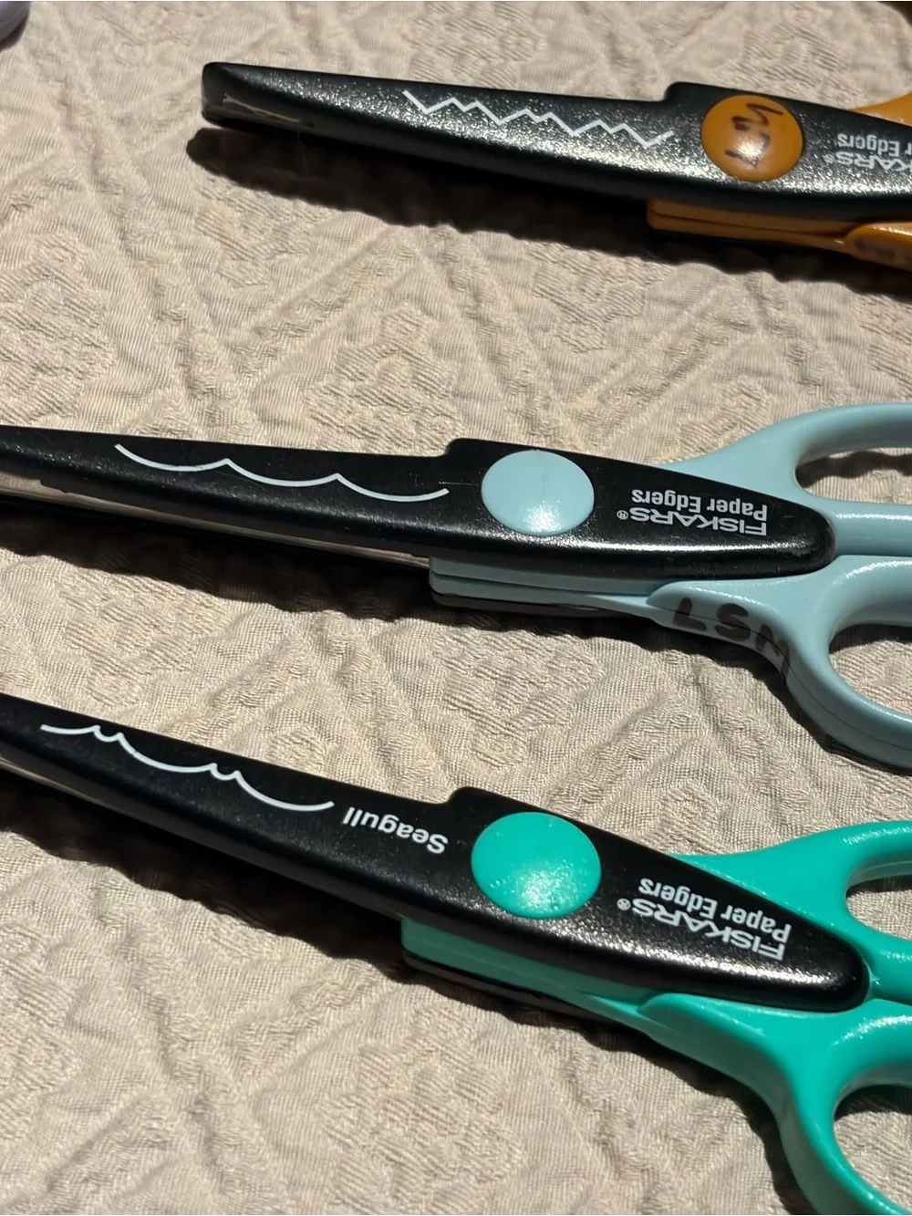 Fiskers Assorted Decorative Edge Scissors - Multi-Color+ 1 Crop in Style brand
